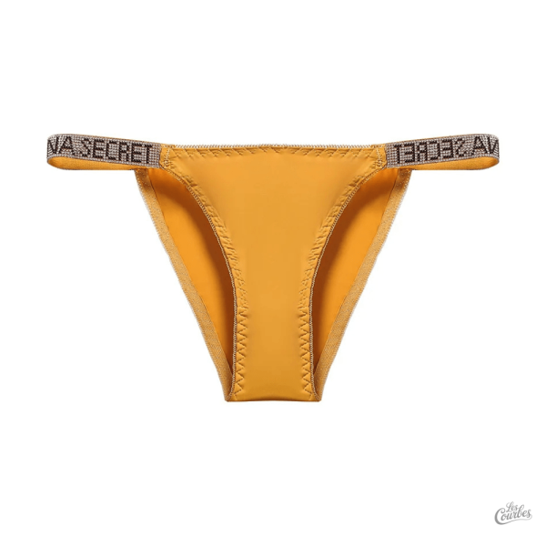 Sous-vêtements taille basse, strass ajoutant une touche glamour