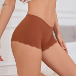 Shorty élégant en lingerie, design moderne avec volants